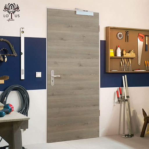 Instalação de Porta Acústica com Revestimento de Madeira