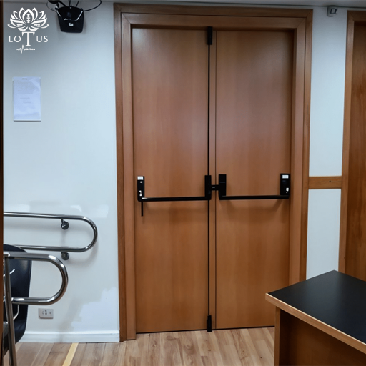 Instalação profissional de porta pivô acústica para casa